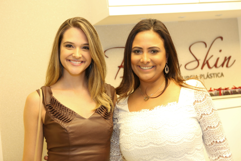 A atriz Juliana Paiva e sua médica dermato Marise Barbosa