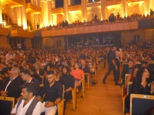 Foco de luz nos profissionais presentes ao evento