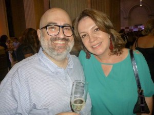 Vladimir Bastidas, coordenador de eventos da Ikesaki Cosméticos e Vânia Amaral, jornalista